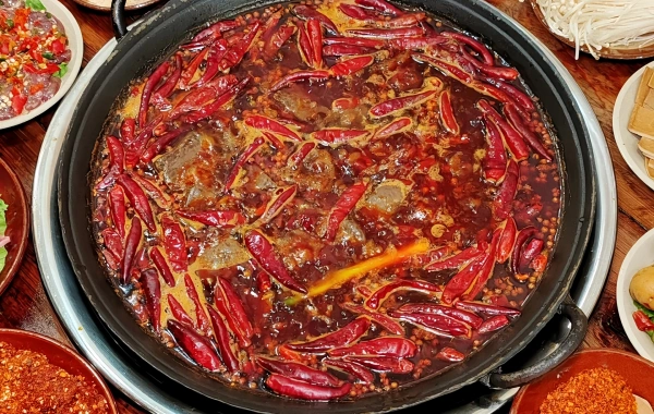 Savoring the Spicy Delights of a Hidden Alley Hotpot in Chengdu