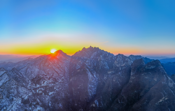 Wudang 산: 다오와 하모니를 바라보며 천국의 산을 향해