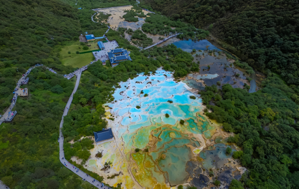 Huanglong:Un Kaleidoscopique Voyage de Millennia-Old Travertine à un 