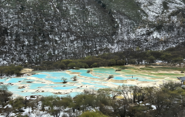 Huanglong:Un Kaleidoscopique Voyage de Millennia-Old Travertine à un 
