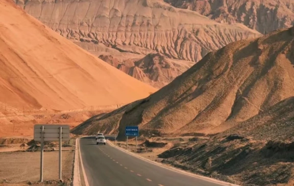 Día 3: Montaña Flaming (Conducción Escénica) – Gran Cañón Tuyugou – Bezeklik Thousand Buda Cuevas